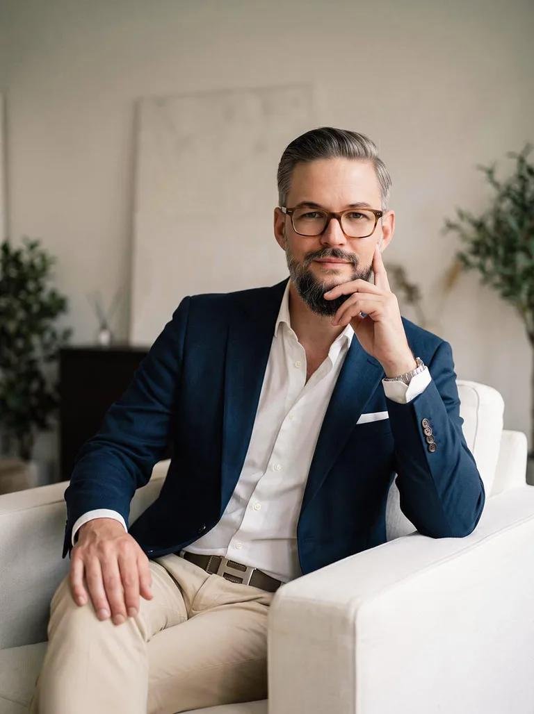 Porträt von Marc Härter, Inhaber von Marc Härter Immobilien, im Sessel